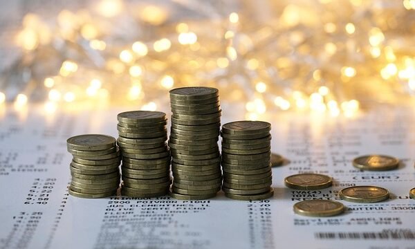 Maximize Your Holiday Cheer: Smart Shopping Strategies to Keep Your Budget in Check!